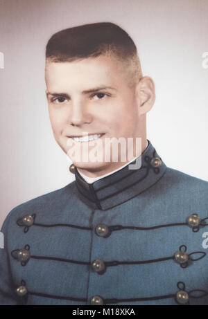 Années 1960 Portrait de l'Académie militaire de West point Cadet en uniforme, West point, NY, USA Banque D'Images