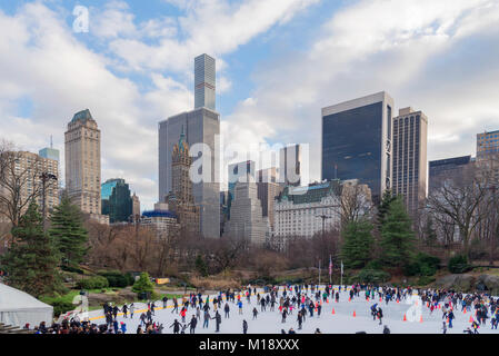 La patinoire Wollman de Central Park Manhattan New York en hiver vers janvier 2018 Banque D'Images