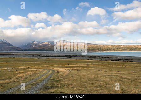 La vallée de la rivière Tasman à la recherche vers le Lac Pukaki dans l'extrême horizon, Nouvelle Zélande Banque D'Images