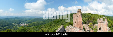 Vue depuis le château de Madenburg ruine près de Landau in der Pfalz, Allemagne. Banque D'Images