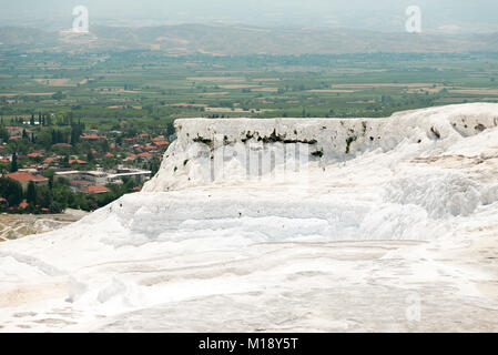 Travertins blancs comme le coton texture à Denizli Pamukkale Turquie. Banque D'Images