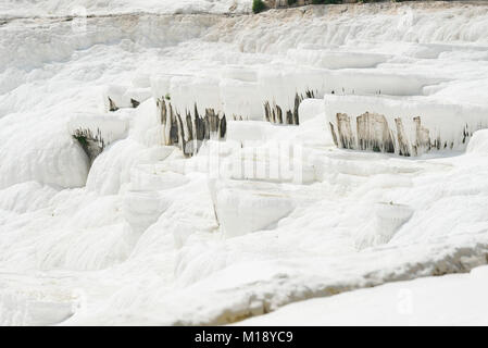 Travertins blancs comme le coton texture à Denizli Pamukkale Turquie. Banque D'Images