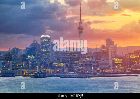 Auckland. Image de ville Auckland skyline, New Zealand pendant le coucher du soleil. Banque D'Images
