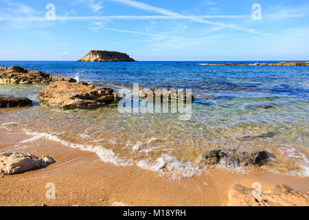 Agios Geronisos île sur la péninsule d'Akamas, à Chypre. Banque D'Images