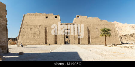 Medinat Habu temple funéraire de Ramsès III sur la rive ouest du Nil à Thèbes Banque D'Images