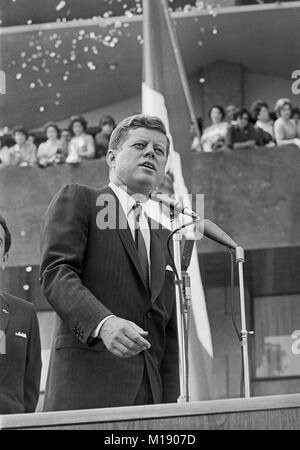 Le président John F. Kennedy (à micros) prononce une allocution à la foule lors de sa visite à l'Unidad Independencia (Independencia) Projet de logement dans la ville de Mexico, Mexique. Juin 30,1962 Banque D'Images