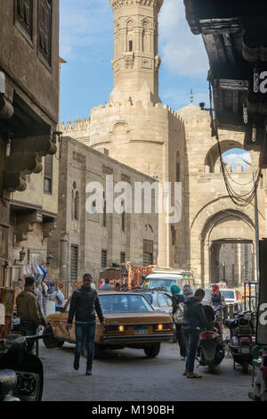 Mosquée du Sultan al-Mu'ayyad encadrée par un marchand médiéval's Hostel, ou wikala Banque D'Images