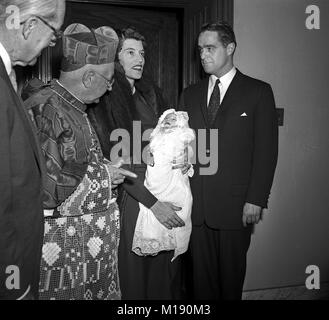 Mme Eunice Kennedy Shriver holding Maria Owings Shriver avec mari Sargent Shriver et Cardinal Stritch à St.Clement's Church. Chicago, Illinois. 5 déc 1955. Banque D'Images