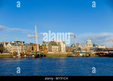 Grues sur le pont de Blackfriars estran sur Victoria Embankment, London travailler à construire le nouveau Super Sewer et une nouvelle jetée pour Thames Clippers Banque D'Images