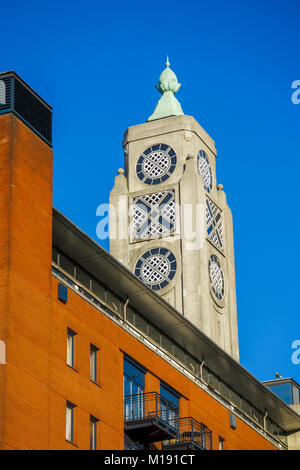 L'emblématique Oxo Tower art déco sur la rive sud de la zone culturelle de la rivière Thames Embankment, London Borough of Southwark, SE1 sur une journée ensoleillée Banque D'Images