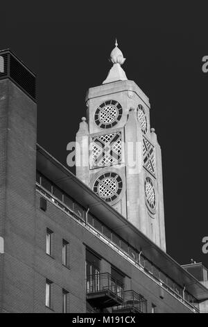 L'emblématique Oxo Tower art déco sur la rive sud de la zone culturelle de la rivière Thames Embankment, London Borough of Southwark, SE1 : noir et blanc / mono Banque D'Images