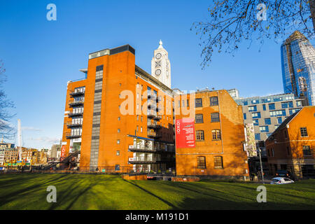 Voir d'Oxo Tower Wharf sur la rive sud de la zone culturelle de la rivière Thames Embankment, London Borough of Southwark, SE1 de Bernie Spain Gardens Banque D'Images