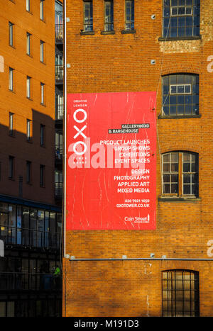 Creative Red Wall London poster à l'Oxo Tower Wharf dans la rive sud de l'aire culturelle Tamise Embankment, London Borough of Southwark, SE1 Banque D'Images