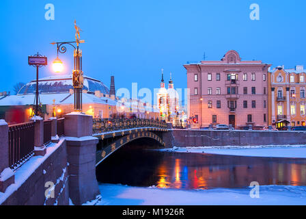 SAINT - Pétersbourg, Russie - le 23 janvier 2018 : l'Panteleymonovsky pont sur la Rivière Fontanka. Sur l'arrière-plan est l'église orthodoxe Saint Panteleimon Banque D'Images
