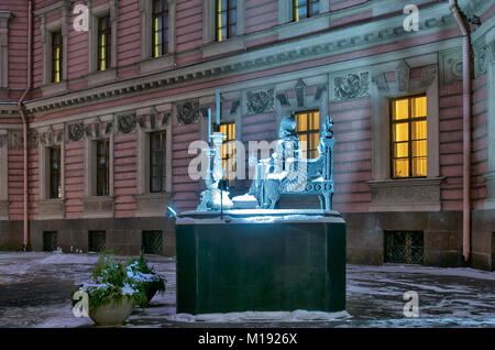 SAINT - Pétersbourg, Russie - le 24 janvier 2018 : La sculpture de l'empereur russe Paul Ier dans le triage de Saint Michael Castle (château Mikhailovsky) Banque D'Images