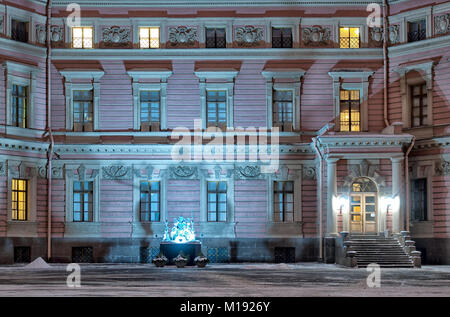 SAINT - Pétersbourg, Russie - le 24 janvier 2018 : La sculpture de l'empereur russe Paul Ier dans le triage de Saint Michael Castle (château Mikhailovsky) Banque D'Images