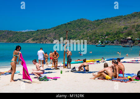 Île de Phi Phi, Krabi, Thaïlande 28 janvier 2016 les touristes profitant du soleil à Loh Dalum beach, sur Koh Phi Phi Don Banque D'Images