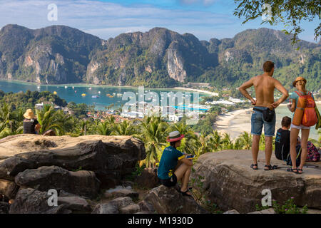 Île de Phi Phi, Krabi, Thaïlande 29 janvier 2016 les touristes profitant de la magnifique vue panoramique sur Tonsai Village, Ao Tonsai, Ao Dalum, et le mountain vues Banque D'Images