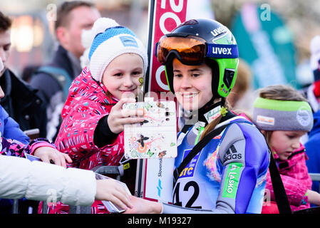 Ljubno, la Slovénie. 28 janvier, 2018. Ursa Bogataj de Slovénie avec les fans à la FIS Ljubno le saut à ski Coupe du Monde en Slovénie Ljubno, le 28 janvier 2018. Credit : Rok Rakun/Pacific Press/Alamy Live News Banque D'Images