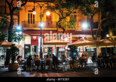 Valence, Espagne - juin 2, 2017 : les touristes et les habitants reste en café et restaurant dans les rues étroites avec la nuit. Banque D'Images