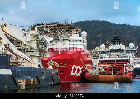 Skandi Skansen navire d'approvisionnement d'hélicoptères et d'autres de l'industrie de l'énergie offshore de la mer du Nord, les navires de support Vagen Port. Bergen, Hordaland, Norvège Banque D'Images