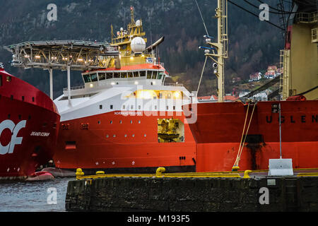 Normand prospérer un navire d'approvisionnement de l'hélicoptère et d'autres de l'industrie de l'énergie offshore de la mer du Nord, les navires de support Vagen Port. Bergen, Hordaland, Norvège Banque D'Images