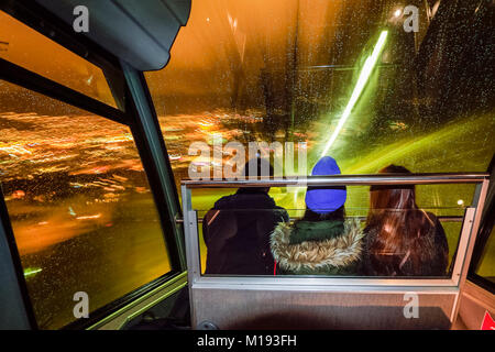 Vue du transport de mont Floyen (funiculaire Floibanen), un voyage touristique populaire, en ordre décroissant de la ville la nuit. Bergen, Hordaland, Norvège. Banque D'Images