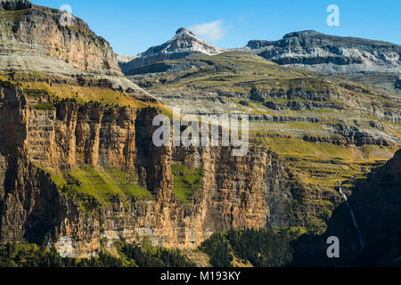 3355m au-dessus du Monte Perdido transparente des murs en calcaire de la vallée d'Ordesa nord du bassin. Parc National d'Ordesa ; Pyrénées ; la province d'Huesca Aragon, Espagne Banque D'Images