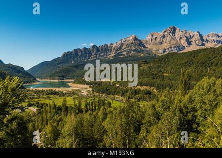 Des pentes boisées par lac Bubal et les hauts sommets de la Sierra de Partacua éventail dans la haute vallée de Tena. El Pueyo de Jaca, Pyrénées Huesca Province ; Espagne ; Banque D'Images