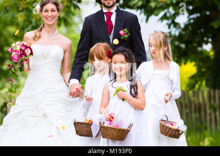 Couple de mariage et fleurs de douche de demoiselle Banque D'Images