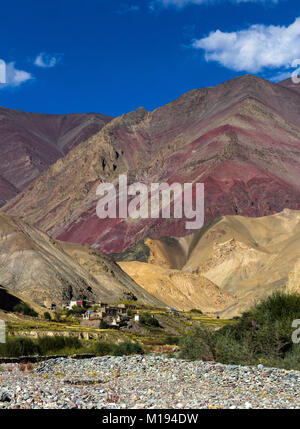 Le côté intact de la vallée de Markha au Ladakh où les montagnes colorées ont un charme différent Banque D'Images