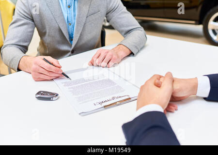 La signature de l'homme Documents à acheter Voiture Banque D'Images