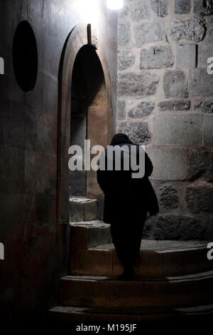 Un pèlerin escalade escalier vers le Calvaire ou Golgotha traditionnellement considéré comme le site de la crucifixion de Jésus et les plus richement décorées une partie de l'église du Saint-Sépulcre dans la vieille ville de Jérusalem Israël Banque D'Images