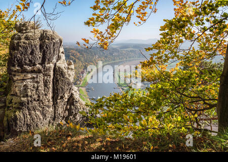 Vue panoramique depuis la formation rocheuse de Bastei en automne, Suisse saxonne, Allemagne Banque D'Images