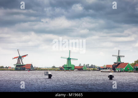 Dutch windmills et maisons sur la rivière Zaans de Zaanse Schans National Park and Museum de North Holland Banque D'Images