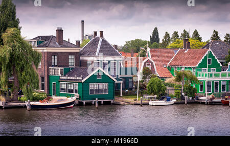 Dutch windmills et maisons sur la rivière Zaans de Zaanse Schans National Park and Museum de North Holland Banque D'Images