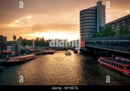 Coucher du soleil sur les canaux, de la gare d'Amsterdam, Hollande Banque D'Images