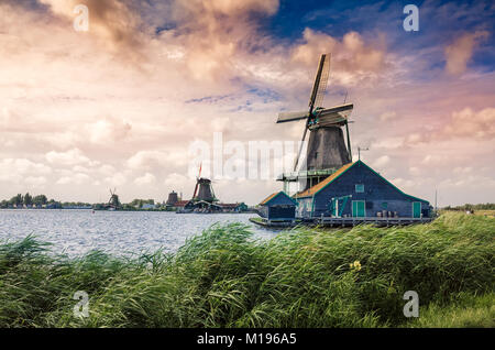 Dutch windmills et maisons sur la rivière Zaans de Zaanse Schans National Park and Museum de North Holland Banque D'Images