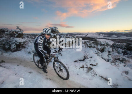 Avenant à la Strathpuffer 24 heures de vélo de montagne dans la région de Strathpeffer dans les Highlands écossais. Banque D'Images