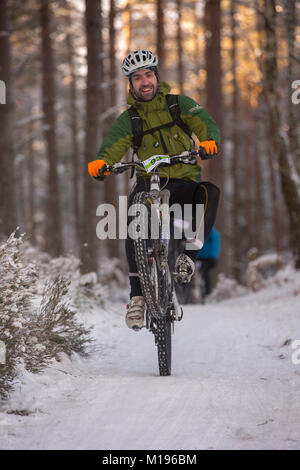 Avenant à la Strathpuffer 24 heures de vélo de montagne dans la région de Strathpeffer dans les Highlands écossais. Banque D'Images