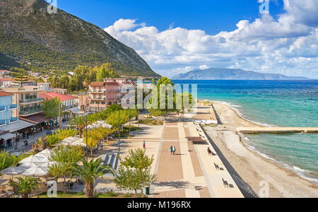 Promenade en bord de mer, la ville de Poros, l'île de Céphalonie, Grèce Banque D'Images