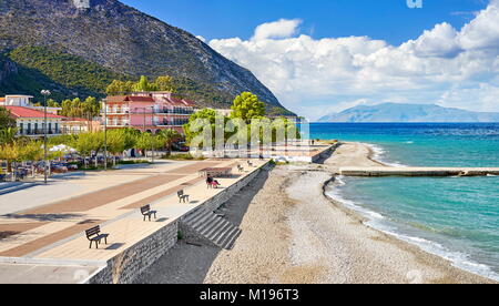 Promenade en bord de mer, la ville de Poros, l'île de Céphalonie, Grèce Banque D'Images