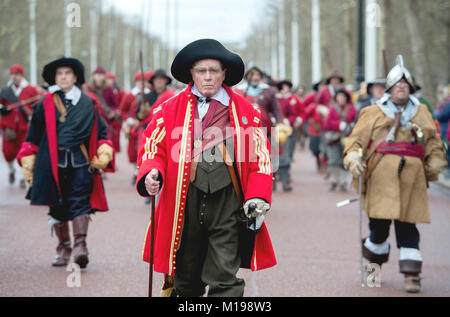 Les officiers de l'armée du roi de la guerre civile anglaise, la société mars le long du Mall pendant leur commémoration annuelle de l'exécution du roi Charles. Banque D'Images