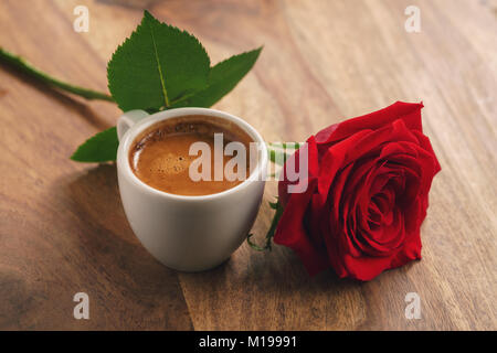 Fresh espresso avec rose rouge fleur sur table en bois Banque D'Images