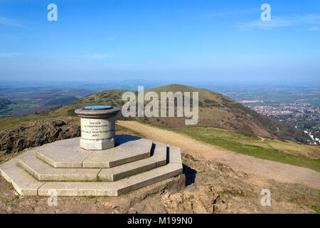 Le toposcope et memorial sur Beacon Worcestershire dans ciel voilé soleil du printemps, le point le plus élevé sur les collines de Malvern , Worcestershire, Royaume-Uni Banque D'Images