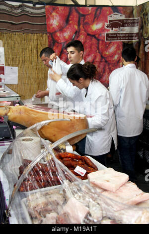 Monchique, Algarve Purtugal Circa - Mars, 2014: Jambon fumé à vendre dans un festival de jambon fumé dans les montagnes de Monchique, Algarve Portugal. Banque D'Images