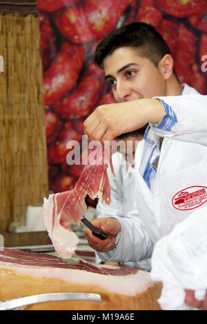 Monchique, Algarve Purtugal Circa - Mars, 2014: Jambon fumé à vendre dans un festival de jambon fumé dans les montagnes de Monchique, Algarve Portugal. Banque D'Images