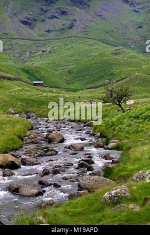 Un ruisseau de montagne pittoresque et typique de la vieille cabane et murs de pierres sèches près de la tête de Haweswater réservoir situé dans la vallée de Mardale, Cumbria, Royaume-Uni Banque D'Images