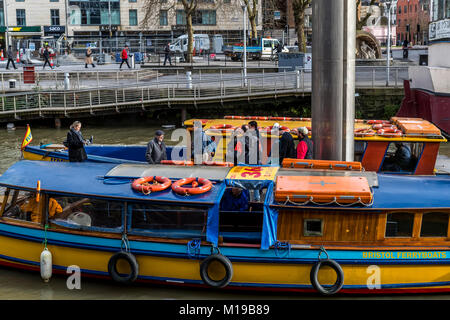 Bristol ferry et bateau-taxi fonctionner plusieurs petits bateaux touristiques comme double service voyages au bord de l'eau ainsi, Bristol, Royaume-Uni Banque D'Images