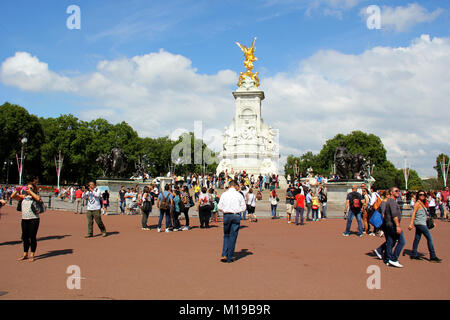 Londres, Angleterre.Vers juillet 2014.Statue d'or du Victoria Memorial au centre des jardins de la Reine, en face du palais de Buckingham Banque D'Images